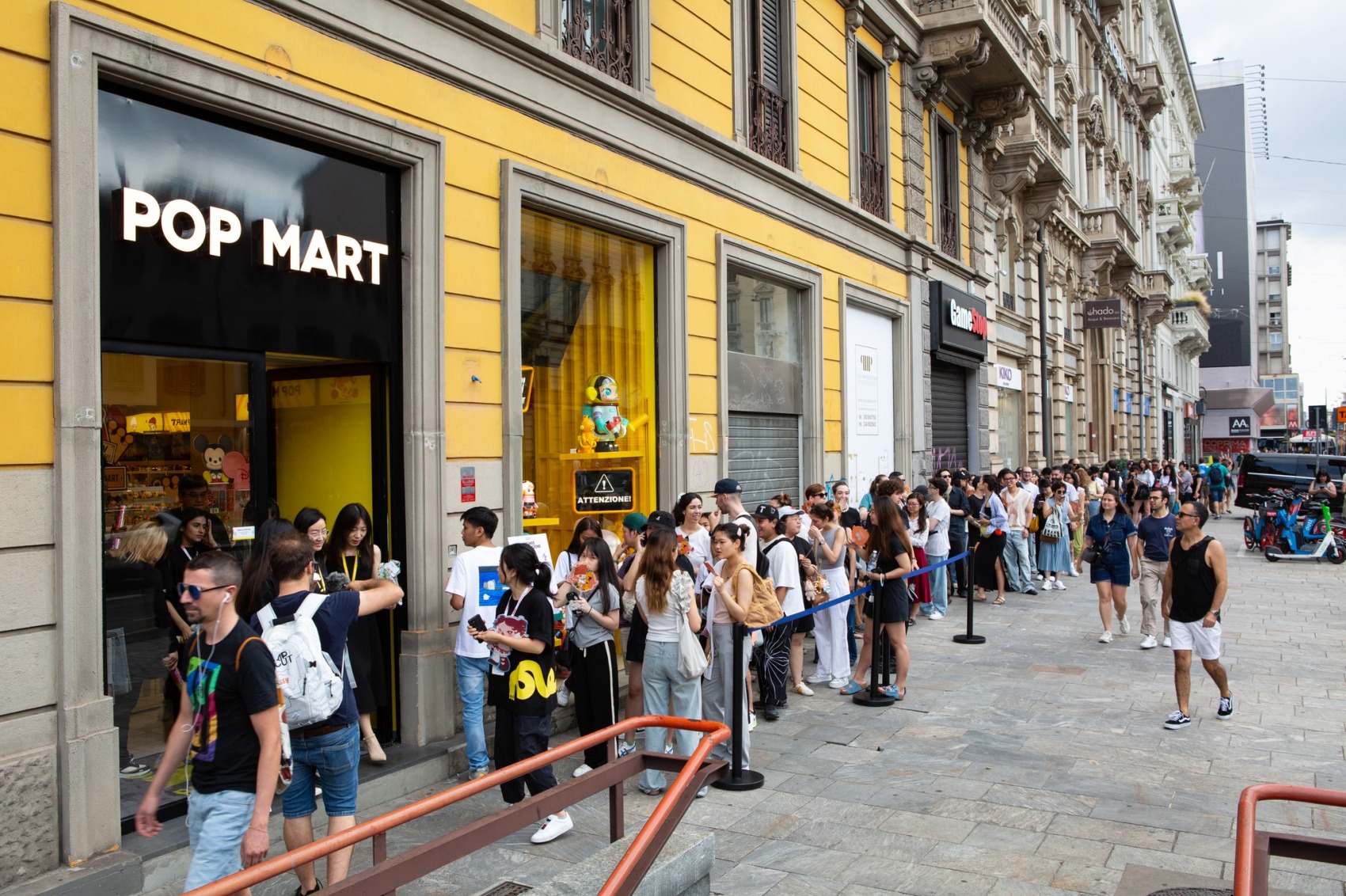 Pop Mart Stores Abroad Draw Long Queues as LABUBU Pushes Market Value Past HKD 260 Billion